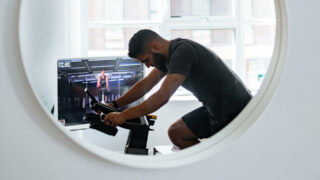 Sport zu Hause – mit Apps, Geräten und Motivation