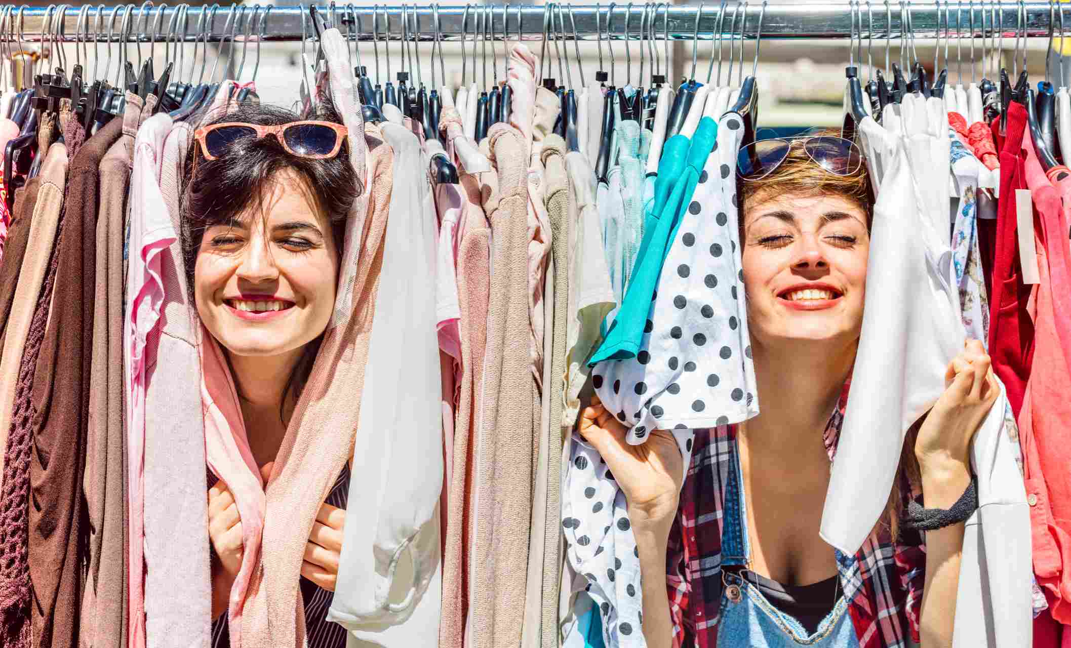 Flohmärkte in Bremen – zwei Frauen haben Spaß beim Einkaufen