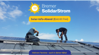 Zwei Personen die Solarpanelen auf einem Dach installieren