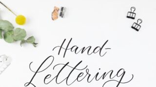 Schriftzug Hand-Lettering trifft Finanzplan mit Blumen und einzelnen kleinen Motiven.